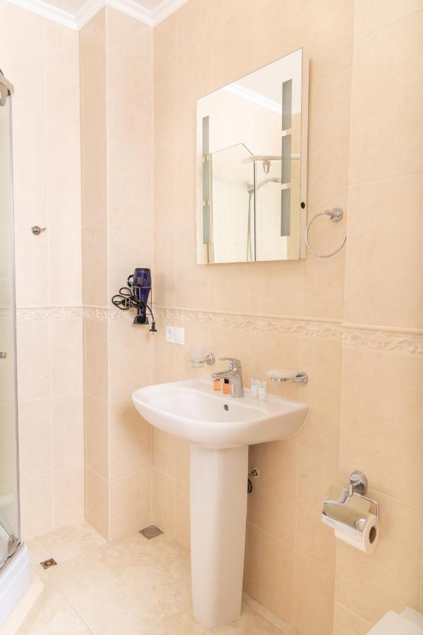 Rose Hotel Vake Tbilisi Bagian luar foto